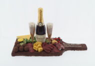 Chocolade relatiegeschenk chocolade borrelplank bedankt cadeau champagne champagneglazen kaas olijven worst marsepein